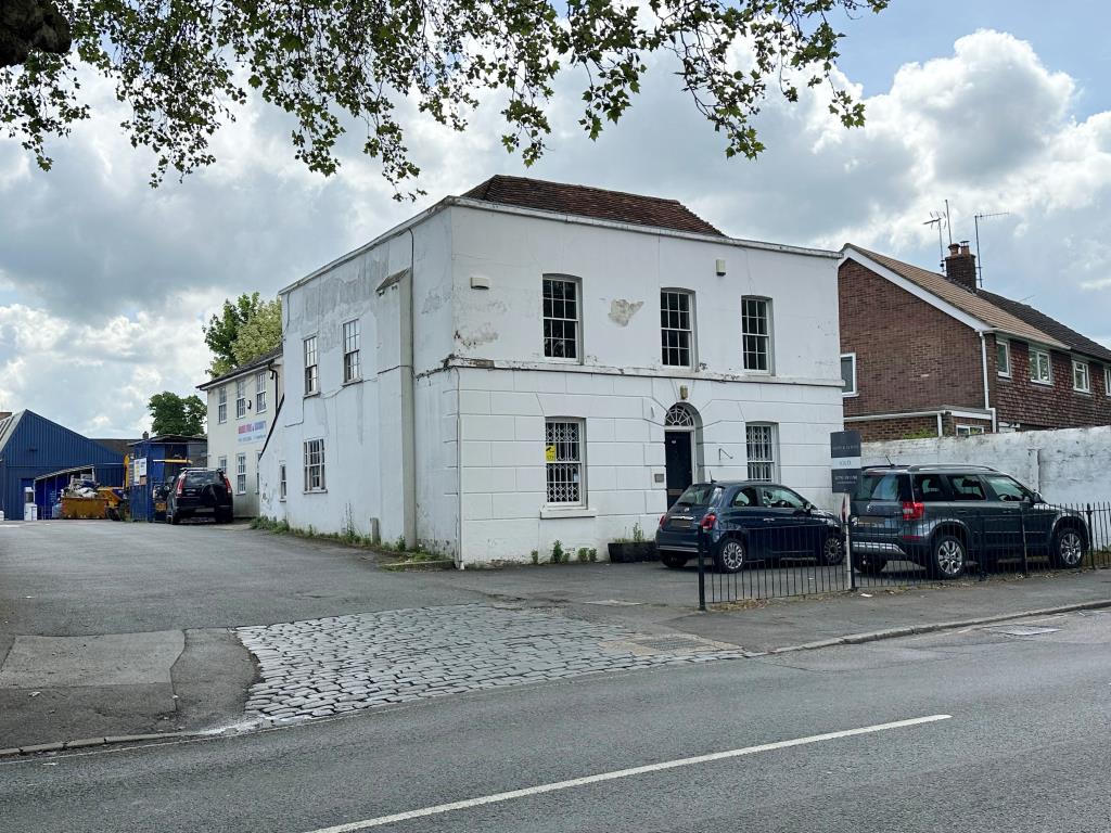 Lot: 8 - DETACHED PROPERTY FOR CONVERSION INTO FOUR-BEDROOM HOUSE - Dethatched property with off road parking
